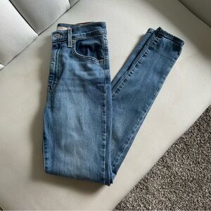 Light Wash Levi’s High Waist Skinny Jeans